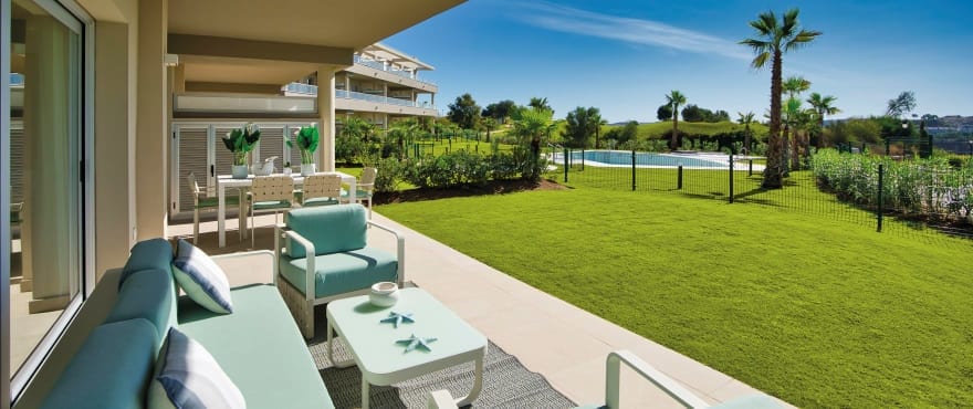 Apartamentos con amplias terrazas y vistas panorámicas sobre el golf y la sierra de Mijas