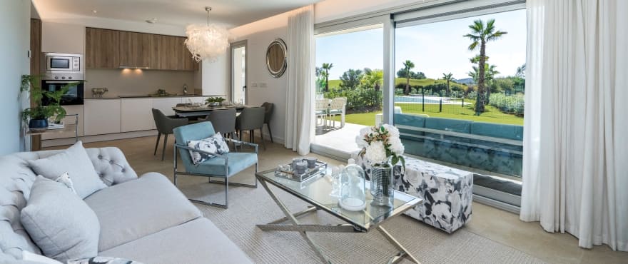Vaste salon lumineux avec vue panoramique sur le golf