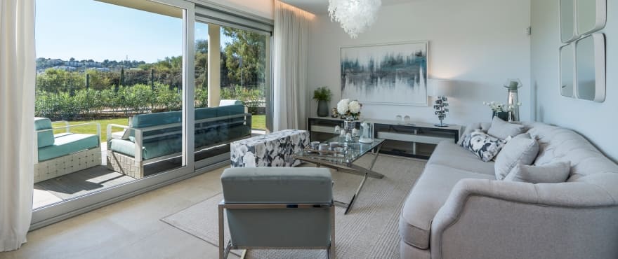 Vaste salon lumineux avec vue panoramique sur le golf