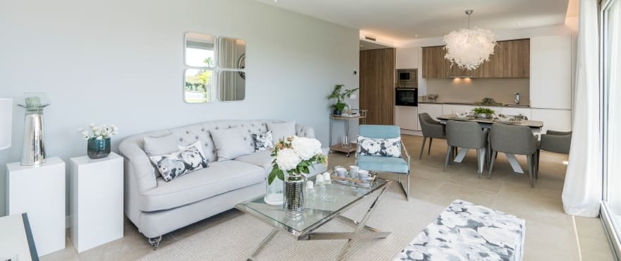 Vaste salon lumineux avec vue panoramique sur le golf