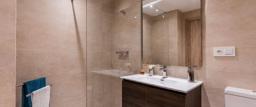 Salle de bain moderne et complète à Sun Valley, avec parois installées