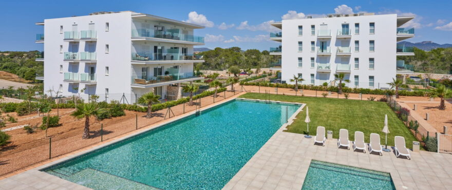 Compass, jardines y piscina comunitaria en Cala d’Or