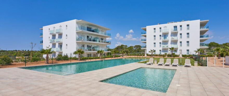 Compass, jardines y piscina comunitaria en Cala d’Or