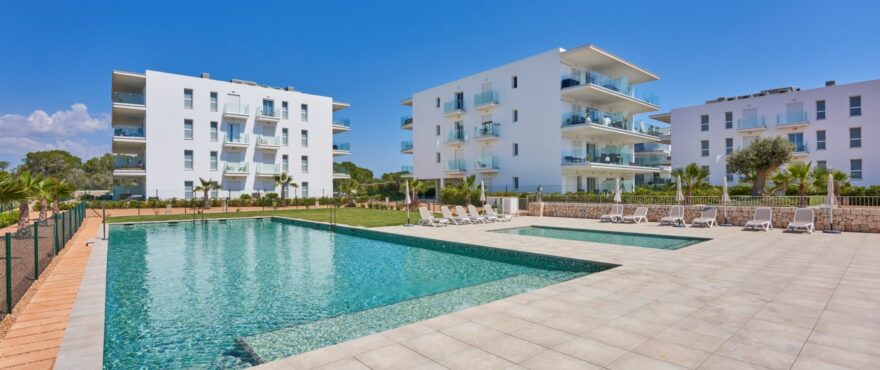 Compass, jardines y piscina comunitaria en Cala d’Or