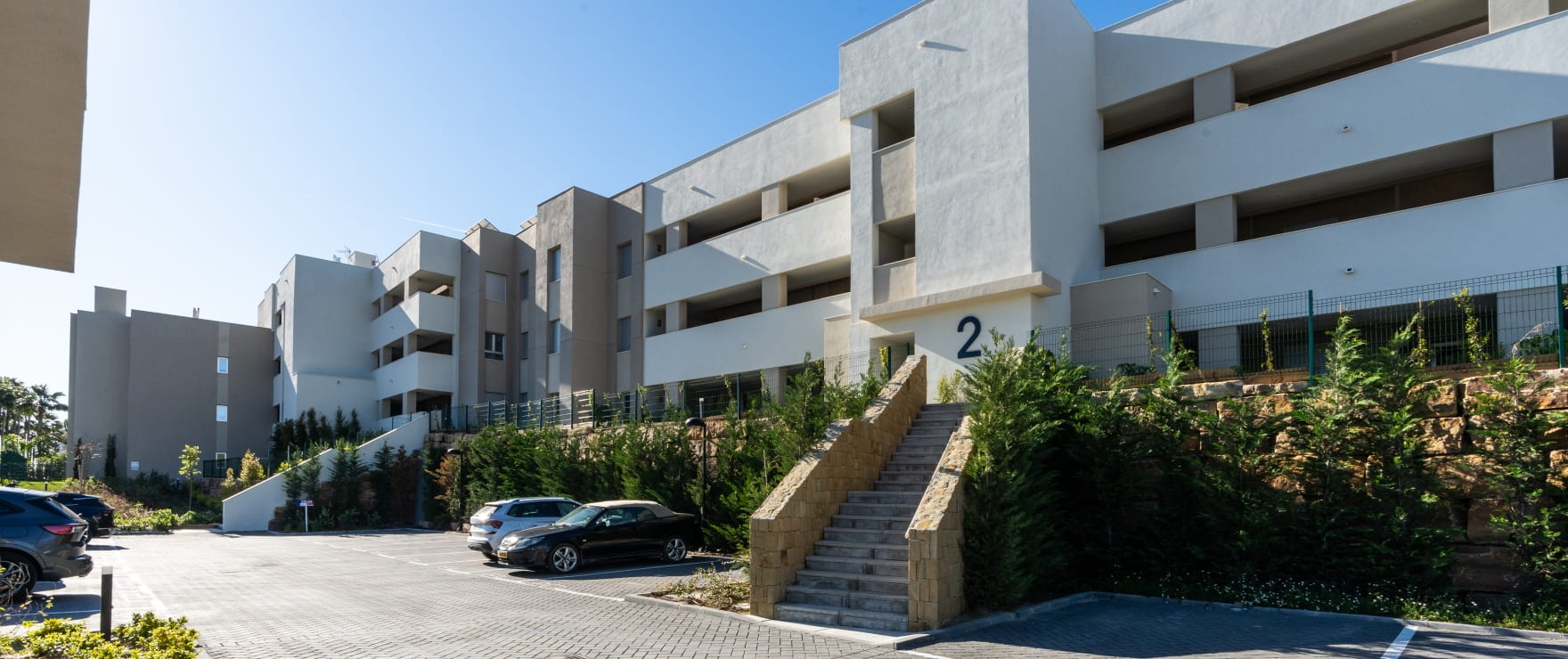 Sunny Golf, acceso a las nuevas viviendas junto a Estepona golf. Parking exterior
