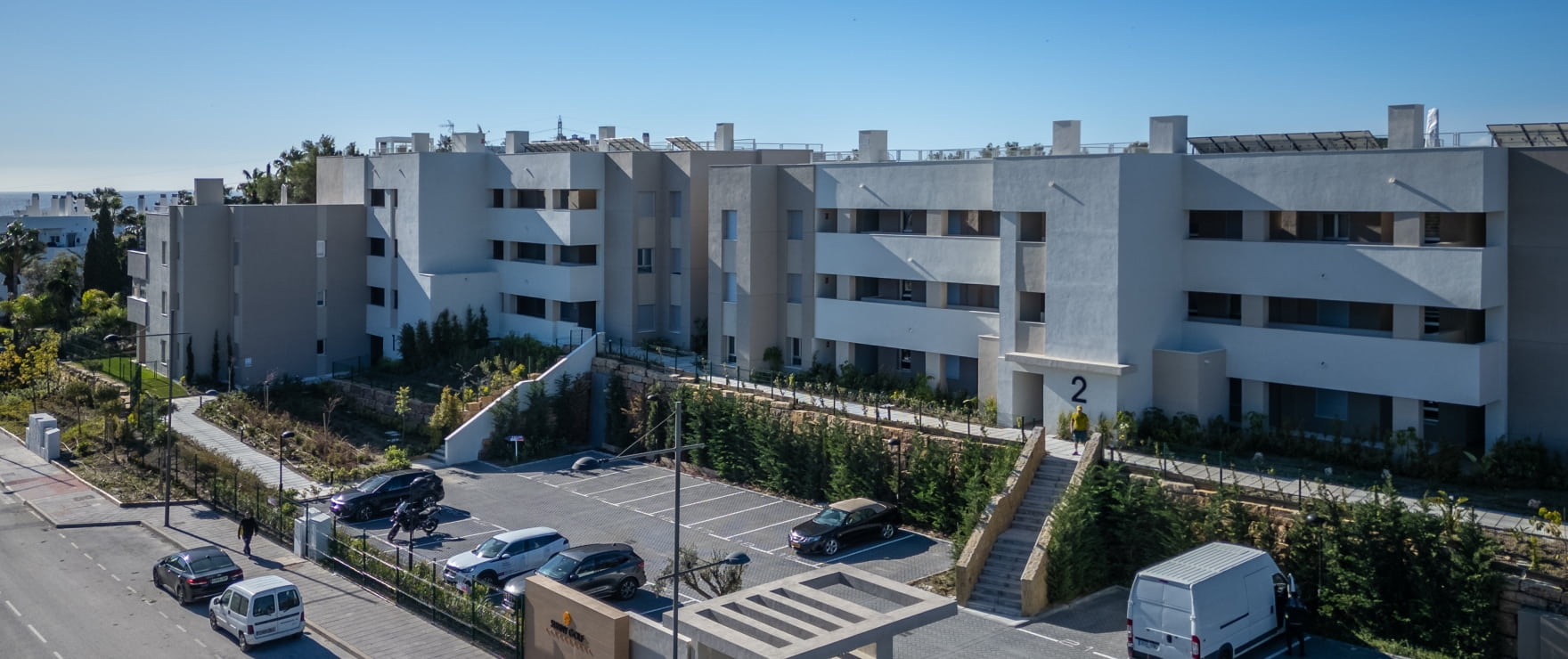 Sunny Golf, acceso a las nuevas viviendas junto a Estepona golf. Parking exterior