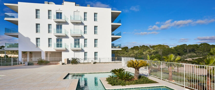 Compass, communal pool and gardens, next to the marina in Cala d´Or