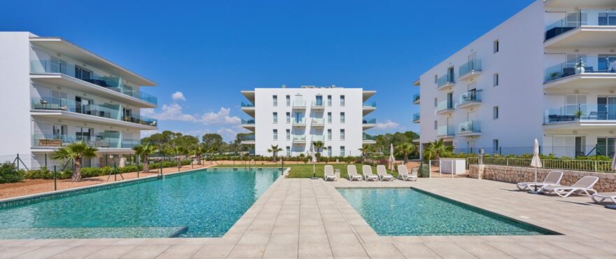 Compass, jardines y piscina comunitaria en Cala d’Or