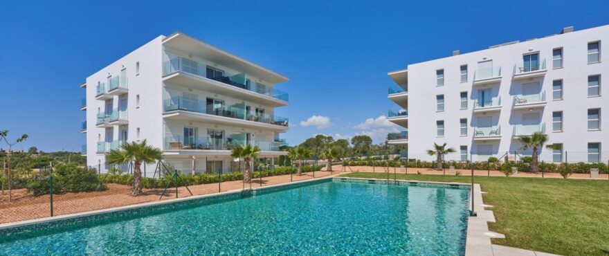 Compass, jardines y piscina comunitaria en Cala d’Or