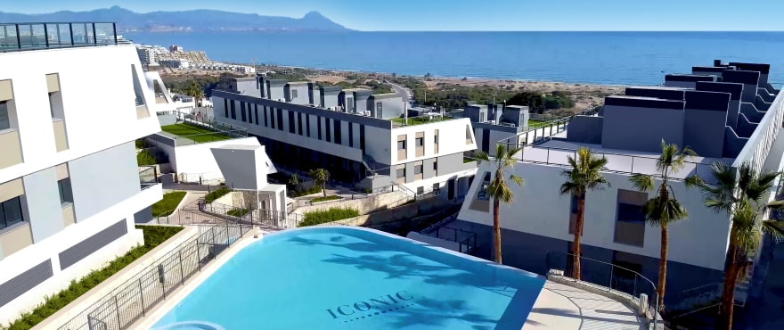 Apartamentos en venta con piscina y jardín comunitarios en Gran Alacant
