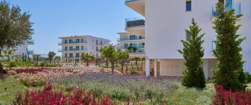 Compass, jardines y piscina comunitaria en Cala d’Or