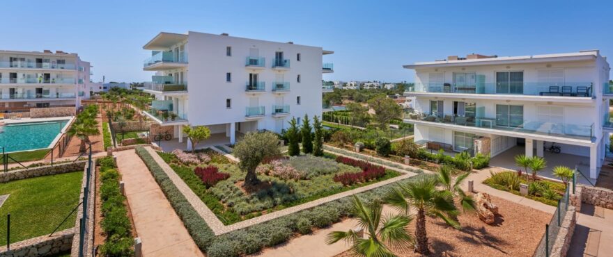 Compass, jardines y piscina comunitaria en Cala d’Or