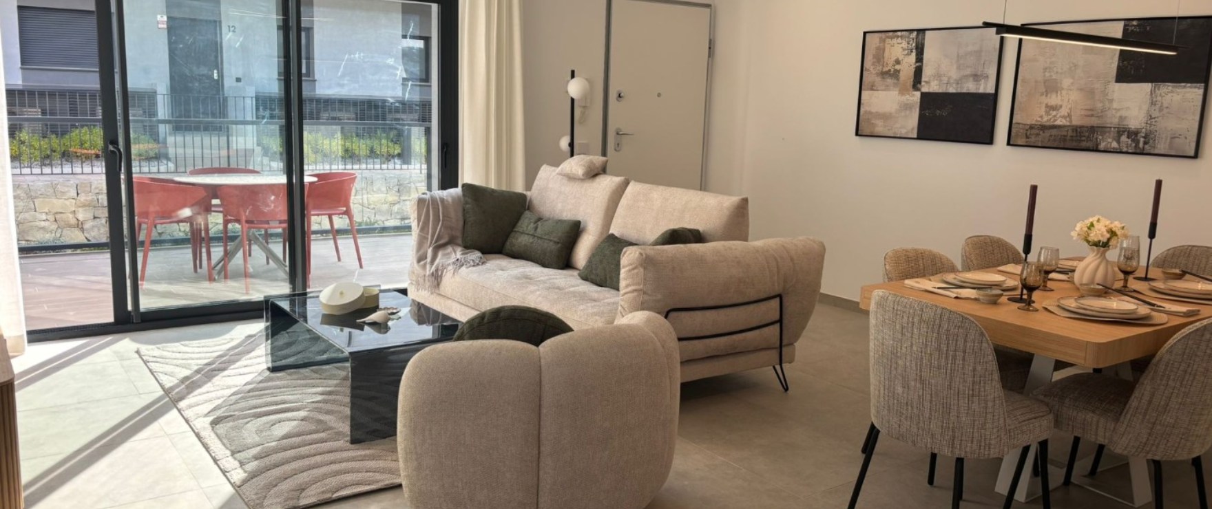 Przestronny i jasny salon z panoramicznym widokiem na Morze Śródziemne i plażę El Carabassí