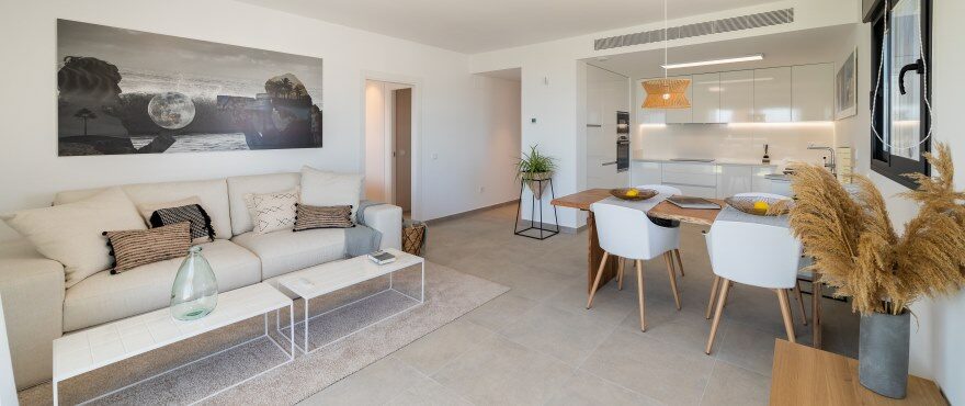 Vaste salon lumineux avec vue panoramique sur la Méditerranée et la plage de Carabassi