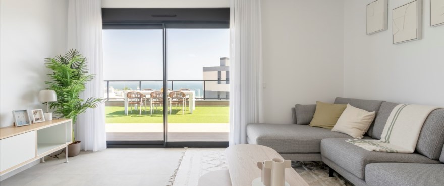 Rymligt och ljust vardagsrum med panoramautsikt över Medelhavet och Carabassí-stranden