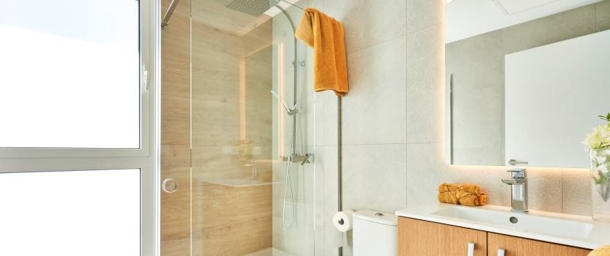 Полностью оборудованная ванная комната в новых апартаментах на продажу в Кала-д´Ор