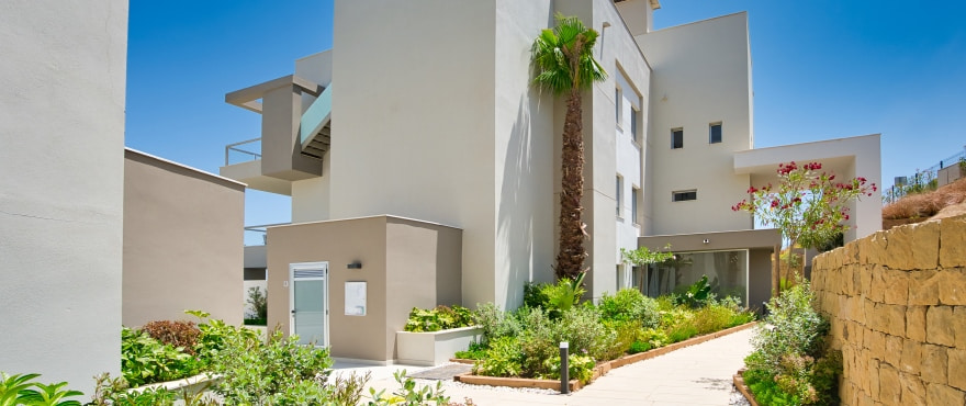 Apartments mit großzügigen Terrassen und Panoramablick auf den Golfplatz und die Bergkette der Sierra de Mijas