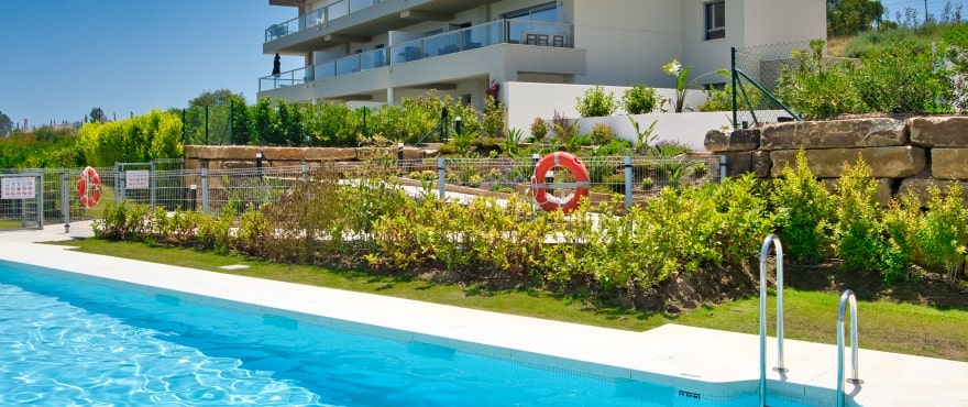Apartments mit großzügigen Terrassen und Panoramablick auf den Golfplatz und die Bergkette der Sierra de Mijas