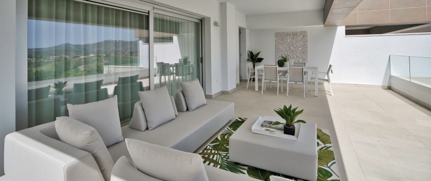 Apartments mit großzügigen Terrassen und Panoramablick auf den Golfplatz und die Bergkette der Sierra de Mijas