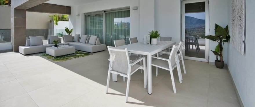 Apartamentos en venta con amplias terrazas y vistas panorámicas sobre el golf y la sierra de Mijas