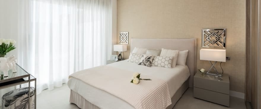 Großes, helles Schlafzimmer, im La Cala Golf Resort, in ruhiger Umgebung