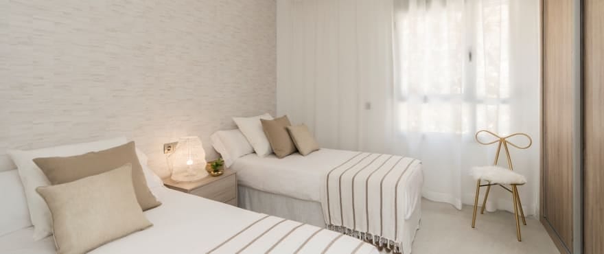 Großes, helles Schlafzimmer, im La Cala Golf Resort, in ruhiger Umgebung