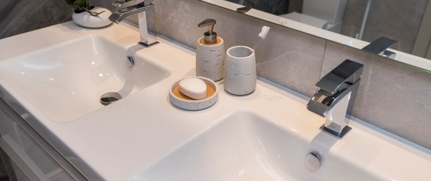 Modernes, voll ausgestattetes Bad mit installierter Duschtrennwand eines Apartments in der Wohnanlage Harmony