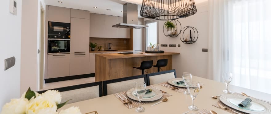 Wohnbereich mit integrierter, offener Küche in den neuen Apartments, zu verkaufen in der Wohnanlage Harmony