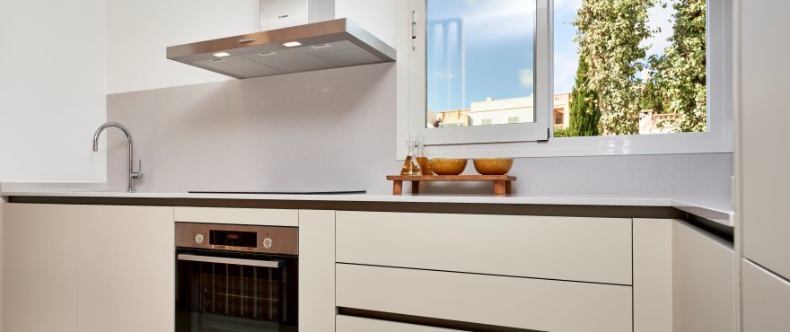 Cocina abierta y moderna en Port Blau