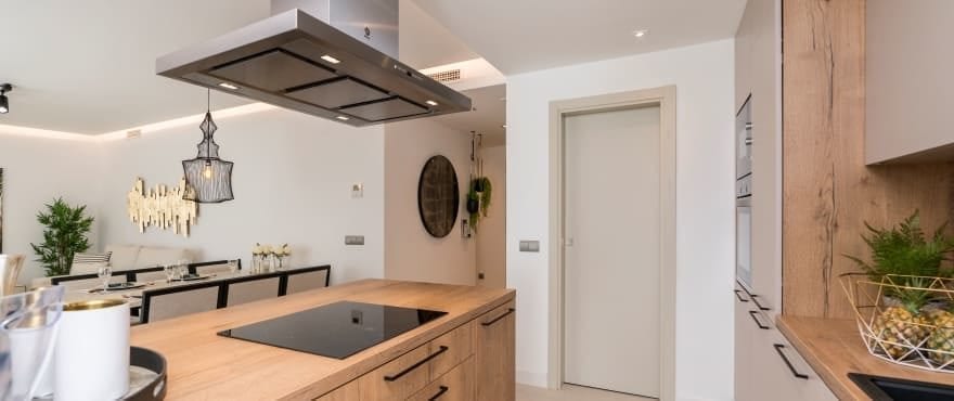 Wohnbereich mit integrierter, offener Küche in den neuen Apartments, zu verkaufen in der Wohnanlage Harmony