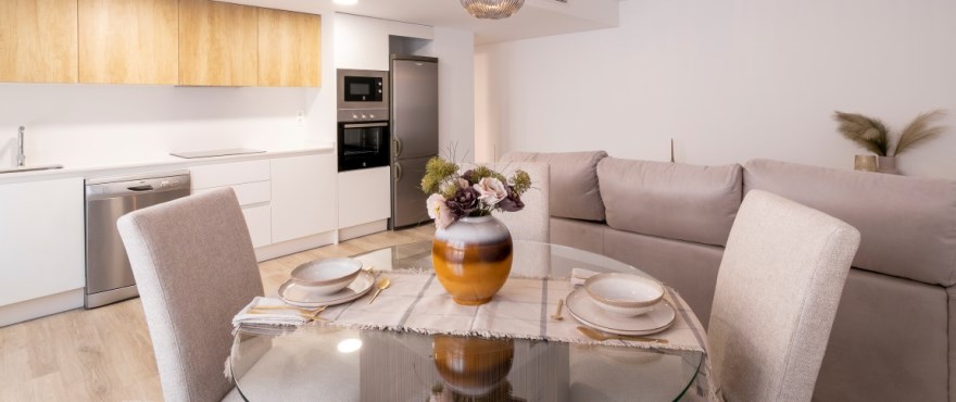 Moderne, offene Küche eines Apartments in der Wohnanlage Essential, Jávea, Alicante