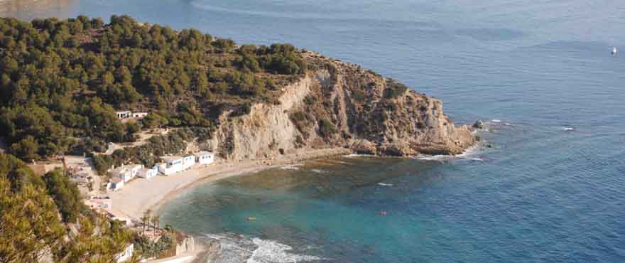 Kristallklares Wasser an den Stränden von Jávea, Costa Blanca