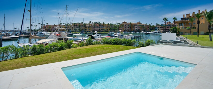 Pier, groundfloor with private pool. Sotogrande
