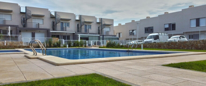Townhouses in Elche, Alicante: New 3 bedroom townhouses for sale with communal swimming pool