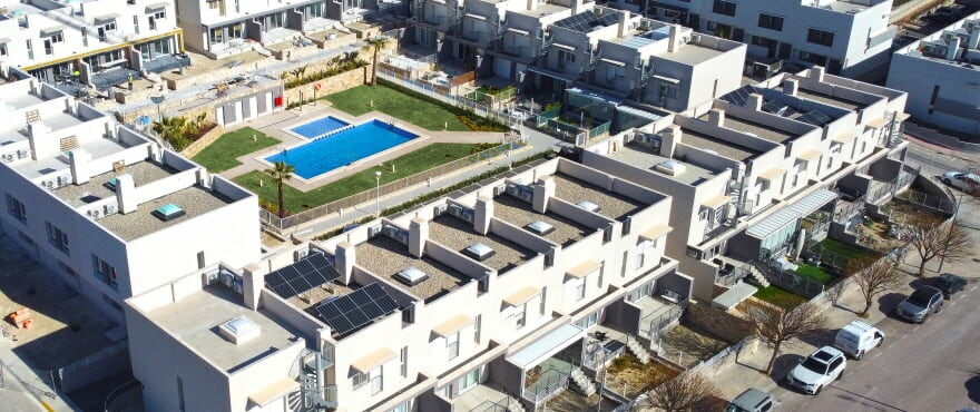 Kiruna Hills: Adosados en venta en Elche, Alicante: Nuevas casas de 3 dormitorios y piscina comunitaria