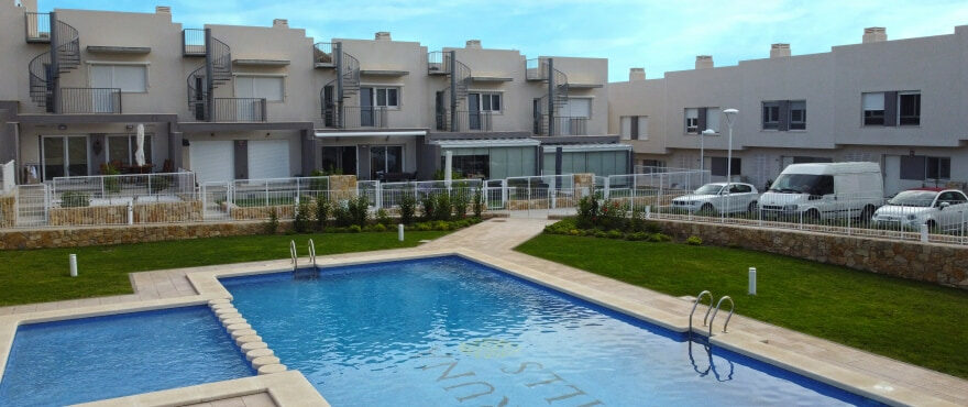 Townhouses in Elche, Alicante: New 3 bedroom townhouses for sale with communal swimming pool