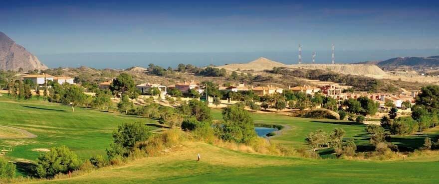 Zewnętrzne pole golfowe w Brisas de Alenda z widokiem na pole golfowe