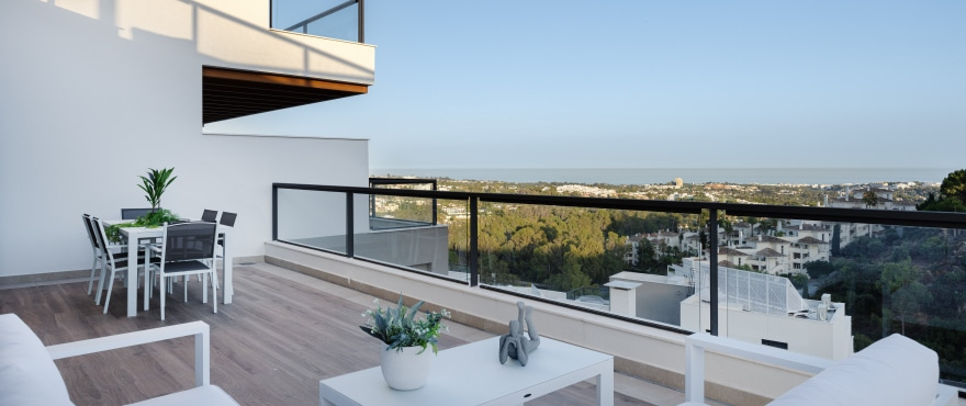 Marbella Lake, new apartments with terraces and panoramic views