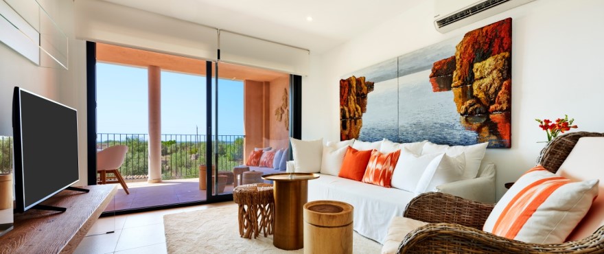 Helles und geräumiges Wohnzimmer eines Apartments in der Wohnanlage Ikat