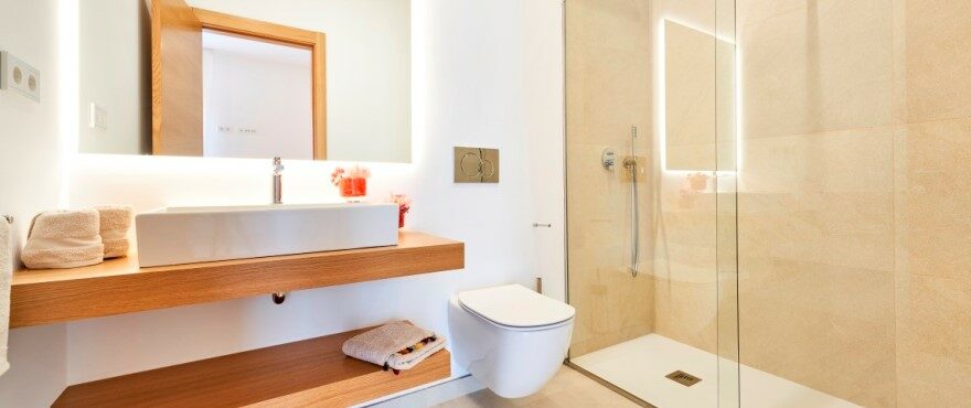 Baño completo en los nuevos apartamentos en venta en Ses Salines