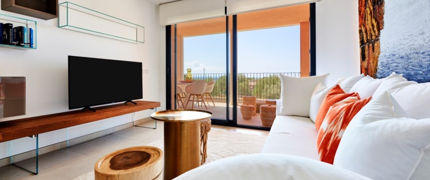 Helles und geräumiges Wohnzimmer eines Apartments in der Wohnanlage Ikat