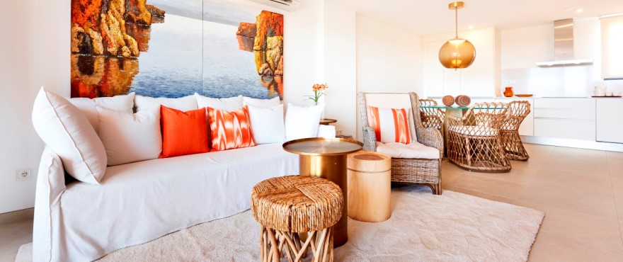 Helles und geräumiges Wohnzimmer eines Apartments in der Wohnanlage Ikat