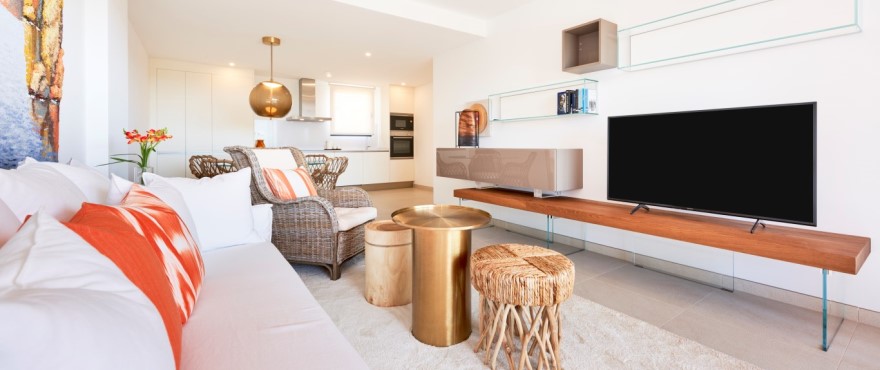 Helles und geräumiges Wohnzimmer eines Apartments in der Wohnanlage Ikat