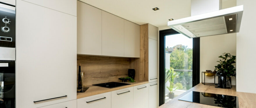 Marbella Lake, vardagsrum, matsal med integrerat kök i det nya bostadskomplexet till salu
