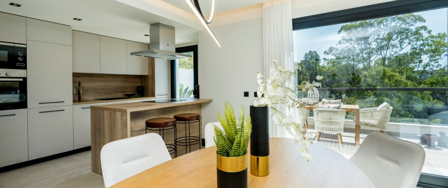 Marbella Lake, salon, salle à manger et cuisine intégrée dans la nouvelle résidence en vente