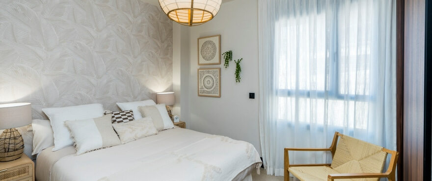 Marbella Lake, bright spacious double bedroom in a quiet area