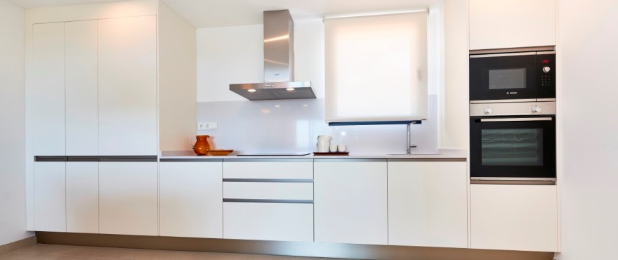 Moderne Küche eines Apartments in der neu erbauten Wohnanlage Ikat