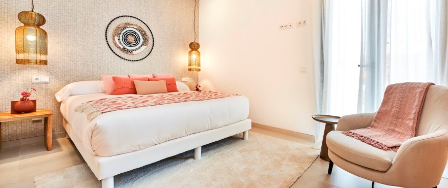 Helles Schlafzimmer eines Apartments in Ses Salines