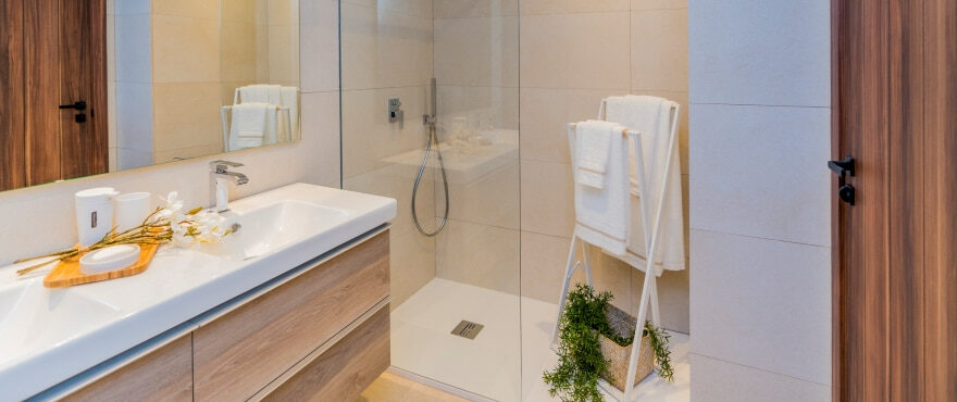 Marbella Lake, modernt och fullt utrustat badrum med förinstallerade duschpaneler