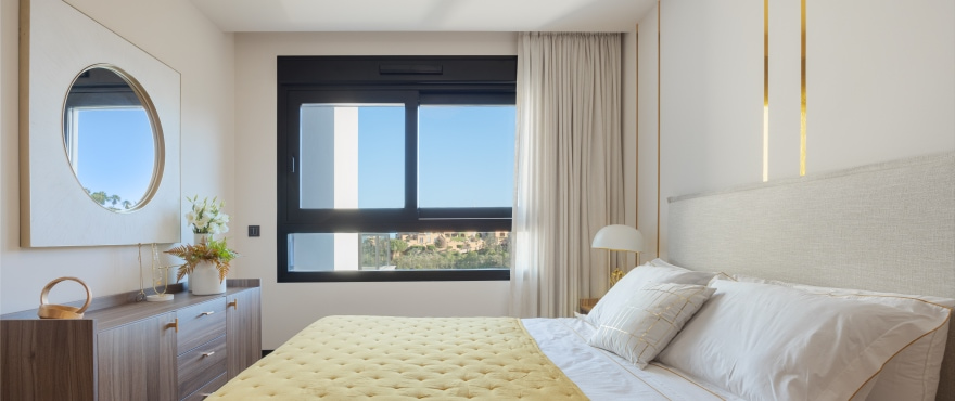 Marbella Lake, bright spacious double bedroom in a quiet area